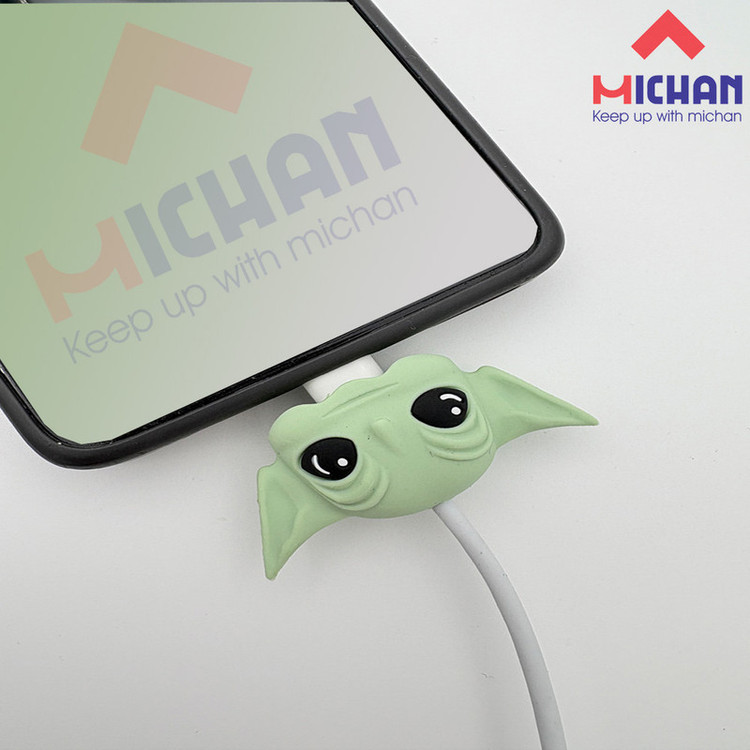 محافظ کابل وال کیس طرح بیبی یودا به همراه محافظ شارژر دیواری 120وات شیاومی مجموعه 4 عددی